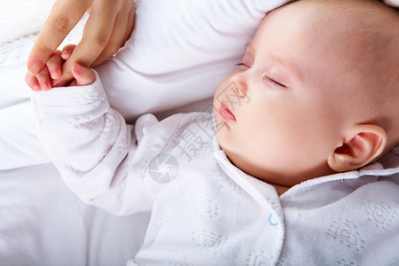 无辜婴儿在摇篮中睡觉和母亲背景图片