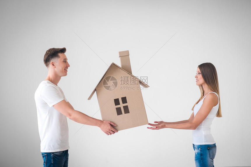 有纸板房子的年轻夫妇图片