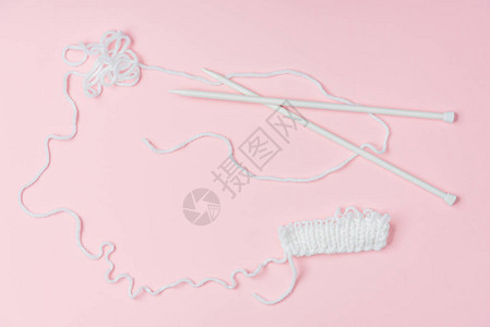 在粉红背景上用白线纹和编织的结丝状图片