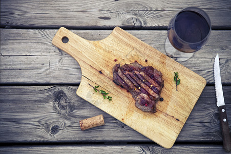 烧烤牛排烧烤牛排肉配红酒和刀健康食品图片