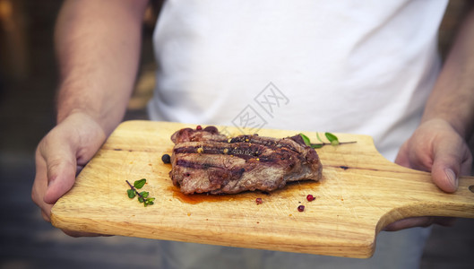 烧烤牛排烧烤牛排肉在一个男人的手中健康食品图片