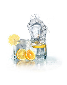 两杯泼水加冰和柠檬用剪切路径隔离在白色上图片