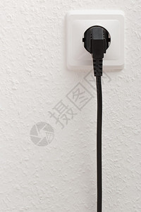 白墙上带插头的单电插座图片
