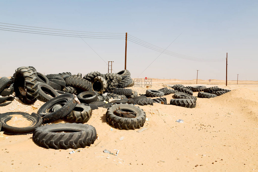 在阿曼的旧轮胎和沙漠垃圾场图片