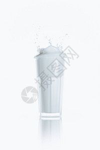 满杯鲜牛奶溅起水花白色反射图片