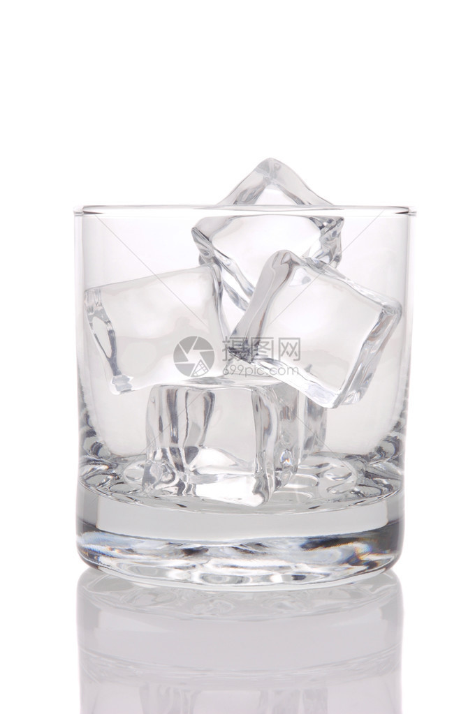 玻璃与冰晶立方体隔离在白图片