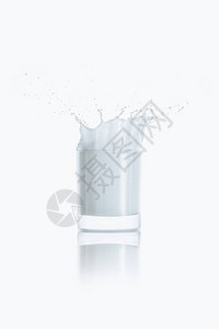 满杯牛奶喷着花朵用白图片