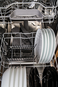 在现代洗碗机中清洁餐具图片