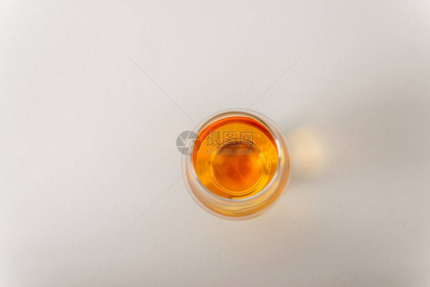 单一麦芽威士忌杯的顶端视图白色背景图片