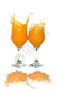 两杯橙汁喷洒口袋夹在白色背景图片