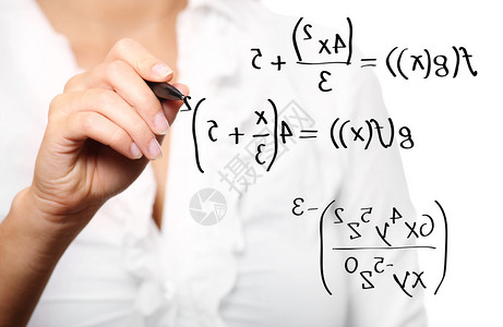 一张年轻老师在白上解答数学图片