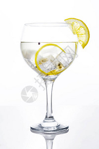 杯杜松子酒与柠檬在白色背景图片
