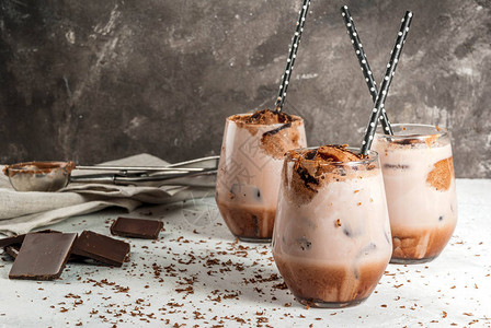 夏季茶点饮料冰镇巧克力可配上一勺巧克力冰淇淋巧克力粉和冰块在玻璃杯中图片