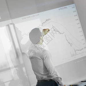 商人在白板前做演示业务主管在会议或内部业务培训期间向背景图片