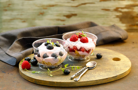 杯装浆果和酸奶的甜点图片