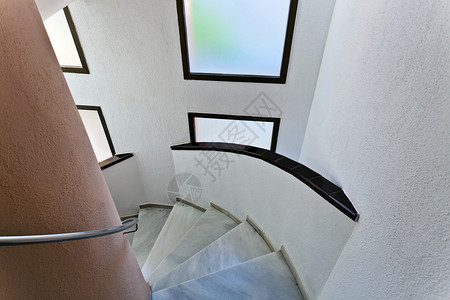 白墙现代建筑中的梯子图片