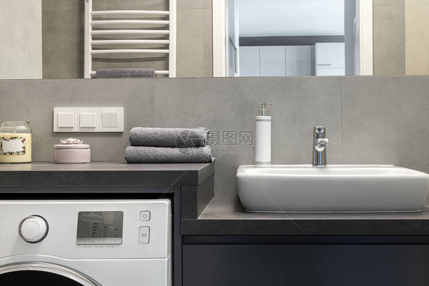 灰色和沙色的现代浴室内设计图片