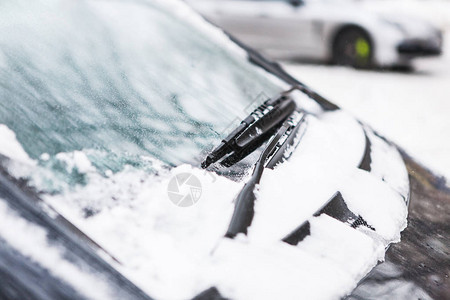 白雪覆盖的黑暗汽车停放的车辆关闭机器上覆盖着白图片