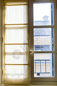 家里阳光明媚的窗户上的白图片