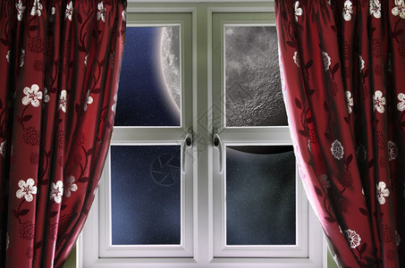 月亮透过带窗帘的窗户图片