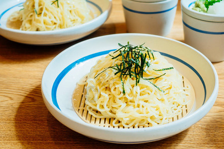 白盘冷面或拉面日本料理风格背景图片