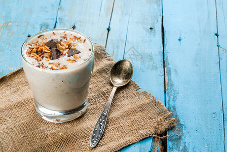 酸奶水果冰沙面粉和深巧克力的简单而浅便的健康早餐图片