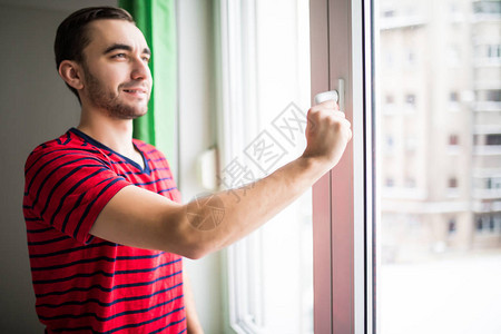 男人在家打开窗户来打图片