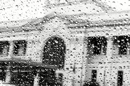 在雨天下黑白两色的车窗从街对面穿图片