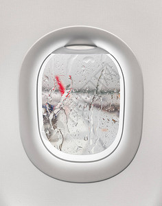 飞机窗口的机翼和水滴视图图片