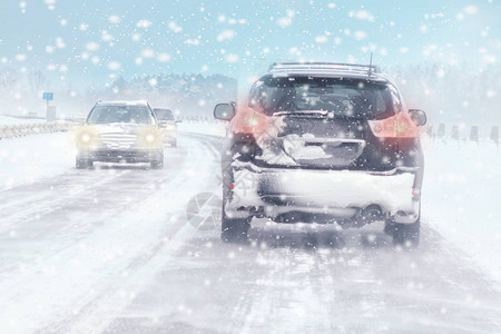 冬季道路和雪花飞溅的快车图片