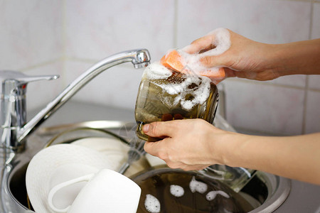人类用洗碗机洗海绵泡沫或倒图片