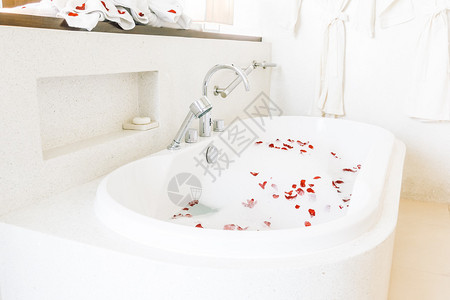 内浴室的美丽奢华豪白色浴缸装饰图片
