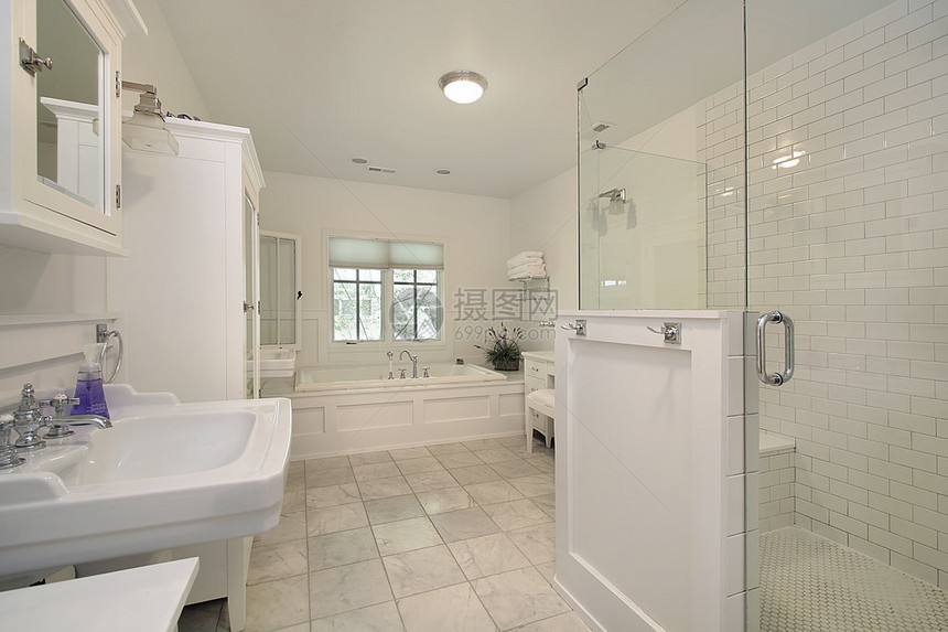 带白色橱柜和玻璃淋浴间的主浴室图片