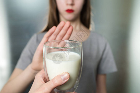 乳糖不耐症乳制品不耐症的年轻女孩拒绝喝牛奶浅景深选择地图片