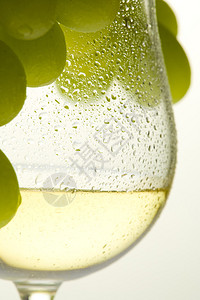 酒杯用白葡萄酒和葡萄图片