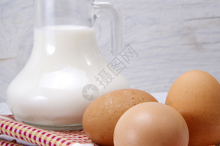 厨房的主食牛奶和鸡蛋图片
