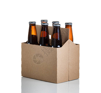 一包六玻璃瓶装啤酒由普通棕色纸板运货机冷却在图片