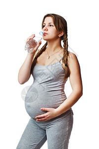 孕妇喝一瓶水图片