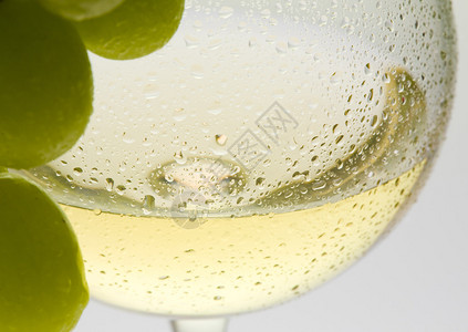 酒杯配白葡萄酒和葡萄图片
