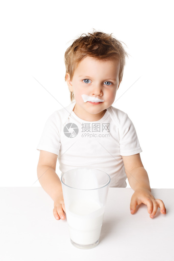 孩子喝牛奶图片