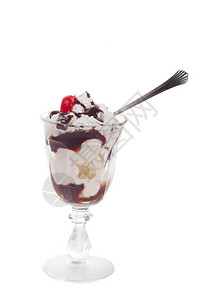 一个美味的巧克力和香草冰淇淋圣代配有巧克力酱图片