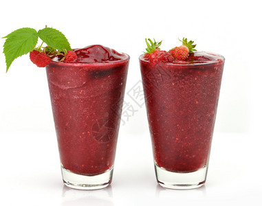 冷冻草莓和覆盆子冰沙配新鲜浆果图片