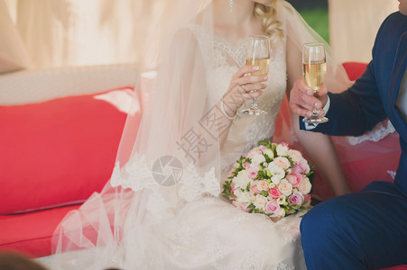 新娘和新郎拿着婚礼香槟酒杯图片