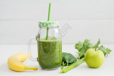 由香蕉苹果菠菜和制成的健康的绿色冰凉水图片