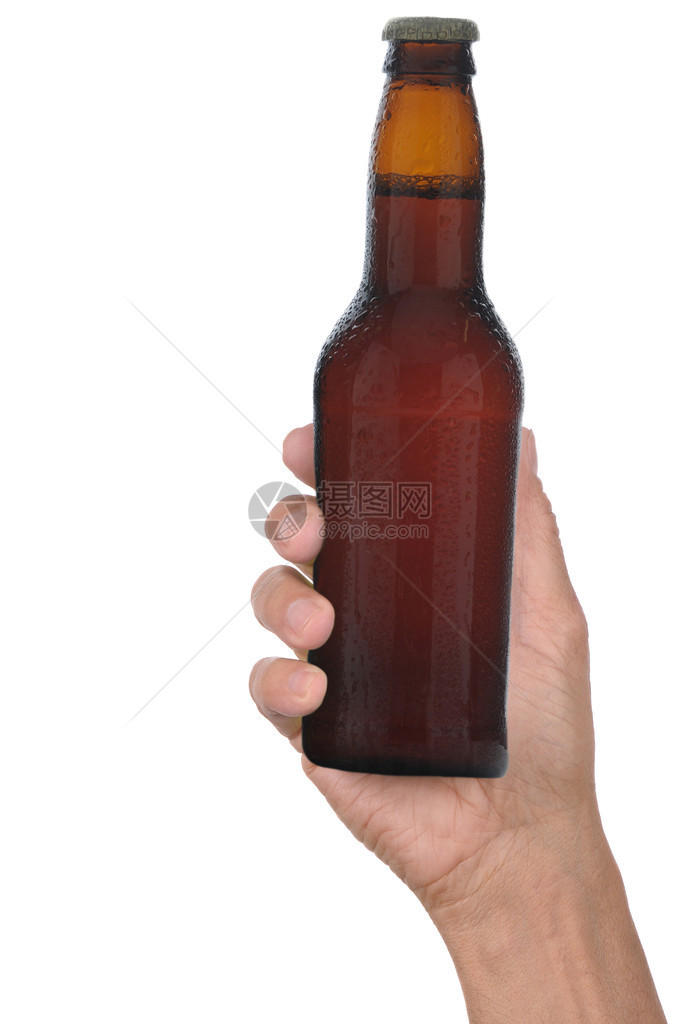 男人的手举着一个棕色啤酒瓶图片
