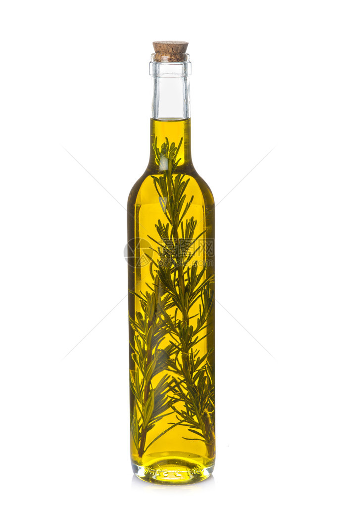 橄榄油瓶与迷迭香树枝隔离在白色背景图片
