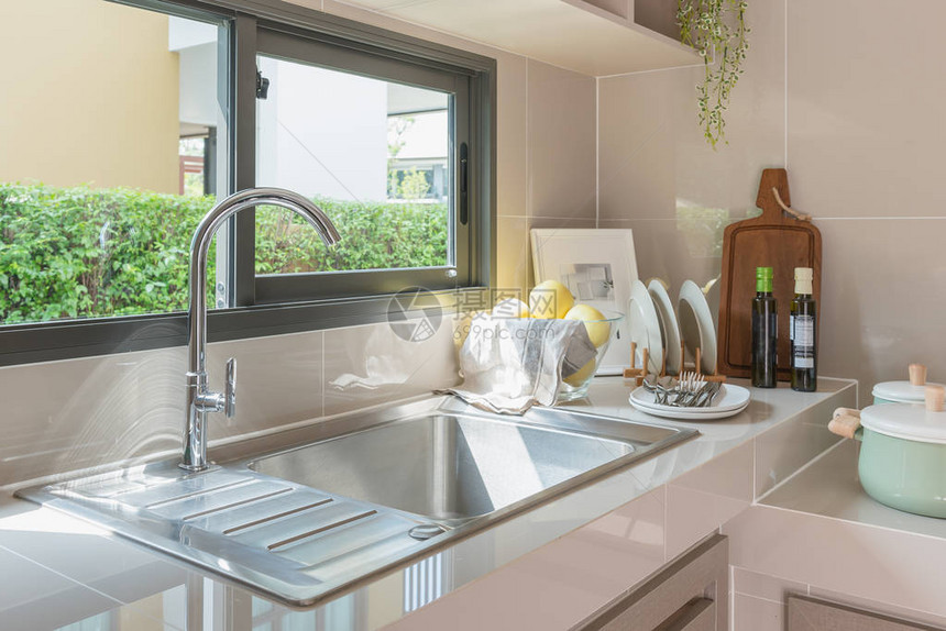 现代厨房式厨房式的厨房柜台有水龙图片