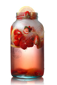 在一个玻璃罐子里用草莓柠檬脱毒冰水图片