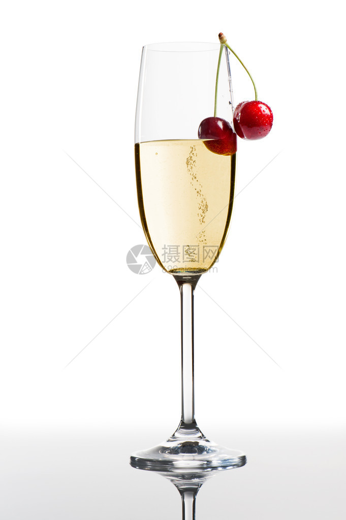 香槟长笛配樱桃白色背景图片