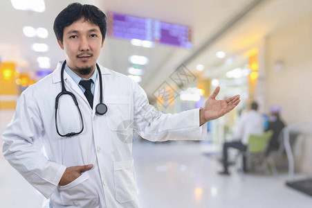 亚洲医生用听诊器设备欢迎手势动作的肖像在医院背景医生和医院概念模糊图片